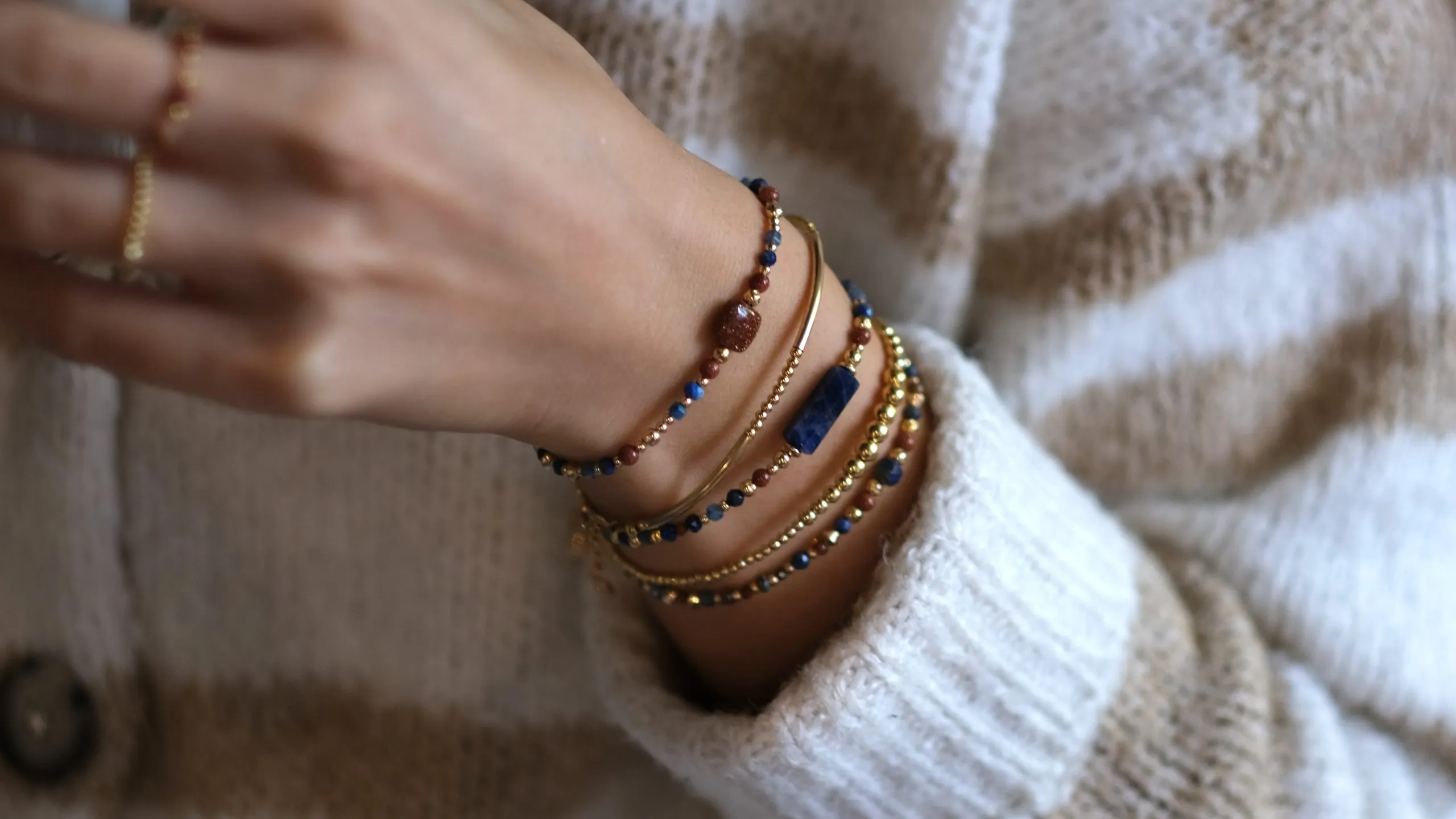 Poignets portant plusieurs bracelets fins en or laminé
