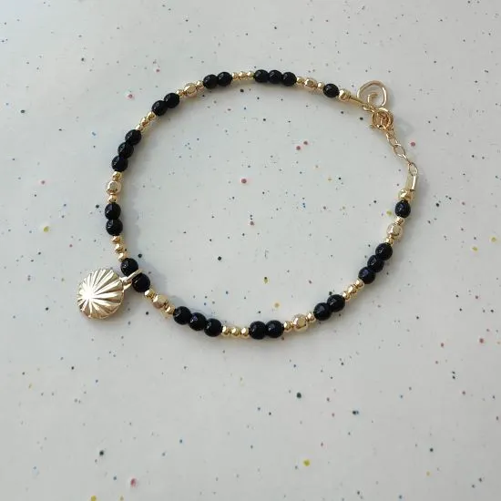 Conchis — Bracelet en or laminé et perles tchèques noires