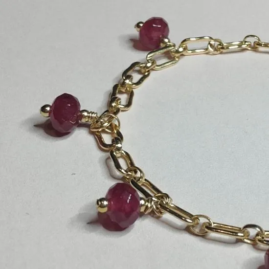 Elysia — Bracelet en chaîne rectangle gold filled & quartz bordeaux