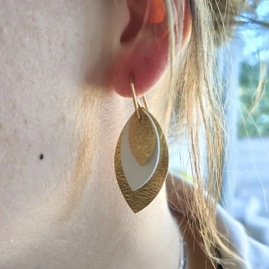 Nuptiae — Boucles d'oreilles fil gold filled et cuir doré et blanc