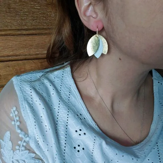 Sponsa — Boucles d'oreilles fil d'or laminé et cuir doré et blanc