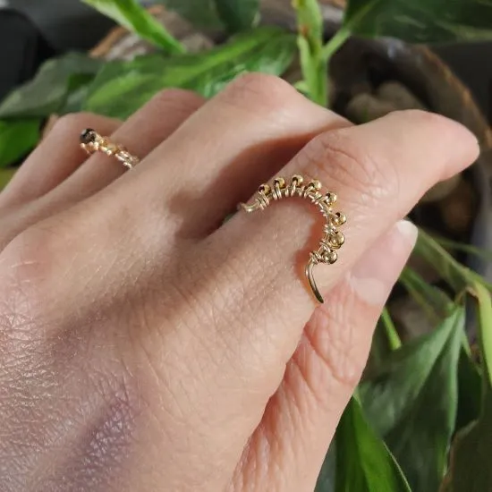 Tiara — Bague fil et perles d'or laminé